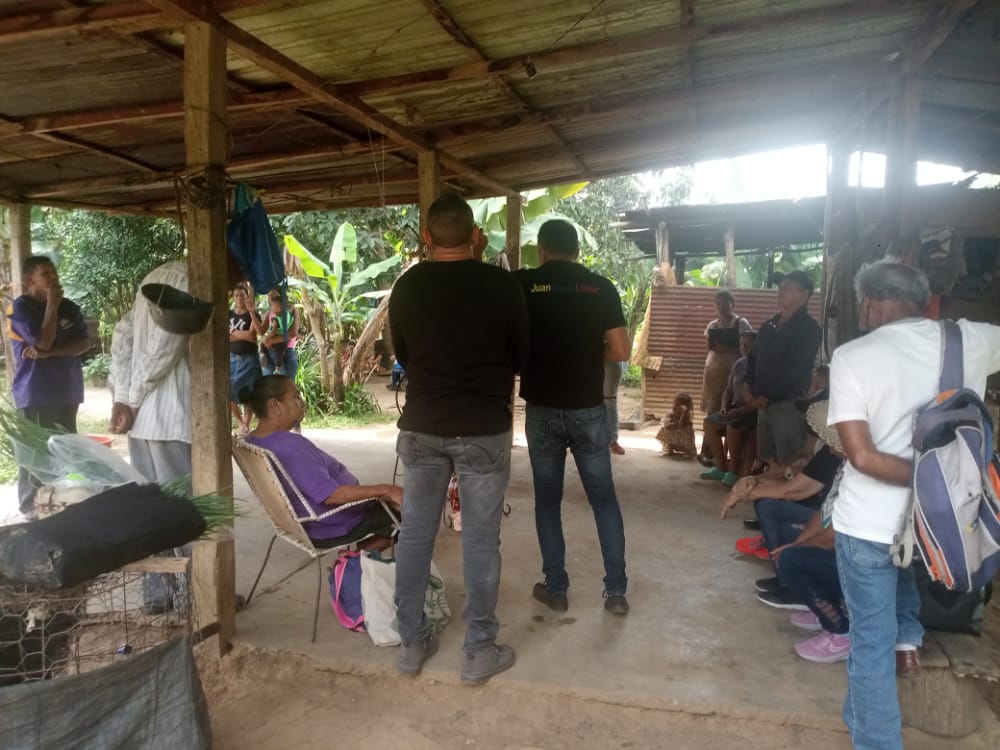 juanmanuellbad's tweet photo. Hoy en el sector el Baquiro d'la comunidad agrícola del Buey en el Municipio Piar;se comprometieron en llevar el mensaje d' @prospericarlos a todos su vecinos, manifestando darle el apoyo a Prosperi porq'el representa el cambio de modelo político q' requiere el campo venezolano https://t.co/rBKYTXE9hH