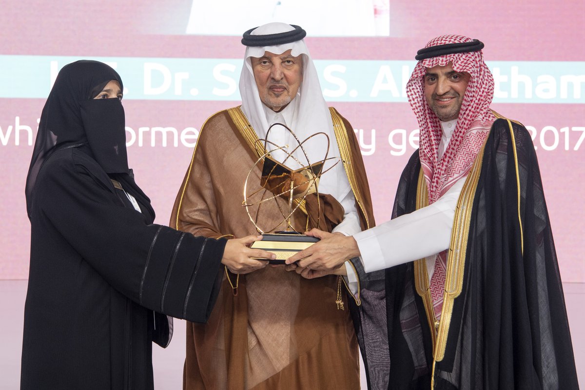 mawhiba's tweet photo. صاحب السمو الملكي الأمير خالد الفيصل مستشار خادم الحرمين الشريفين أمير منطقة مكة، يتلقى درعاً تذكاريا من قِبل الأمين العام لِموهبة، د. آمال الهزاع، في #المؤتمر_العالمي_للموهبة_والإبداع الثاني بجدة. https://t.co/PYGBFlFmxw