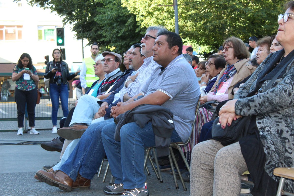 MinjudhLosRios's tweet photo. En #Valdiviacl, el seremi @MinjudhLosRios, @EMatusF, participa en el 2do Concierto por los Derechos Humanos que se realiza en la Plaza de la República. La actividad la realizan organizaciones de Derechos Humanos y es financiada por la seremi @culturaslosrios.
#MesDeLosDDHH https://t.co/XvAINn2wJS