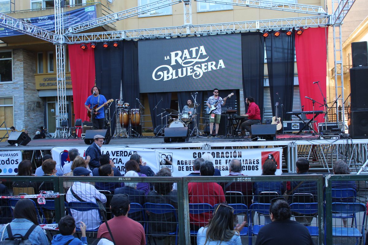 MinjudhLosRios's tweet photo. En #Valdiviacl, el seremi @MinjudhLosRios, @EMatusF, participa en el 2do Concierto por los Derechos Humanos que se realiza en la Plaza de la República. La actividad la realizan organizaciones de Derechos Humanos y es financiada por la seremi @culturaslosrios.
#MesDeLosDDHH https://t.co/XvAINn2wJS