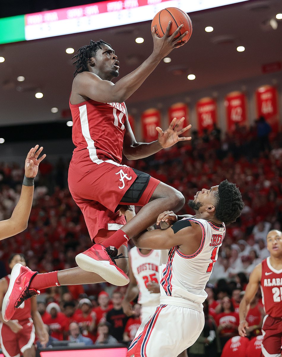 CBSSportsCBB's tweet photo. DOWN GOES NO. 1‼️

No. 8 @AlabamaMBB takes down Houston on the road.

This is the Crimson Tide's second win over a No. 1 team this season — they beat then-No. 1 UNC on Nov. 27 in 4OT. https://t.co/kqFkWaiaEZ
