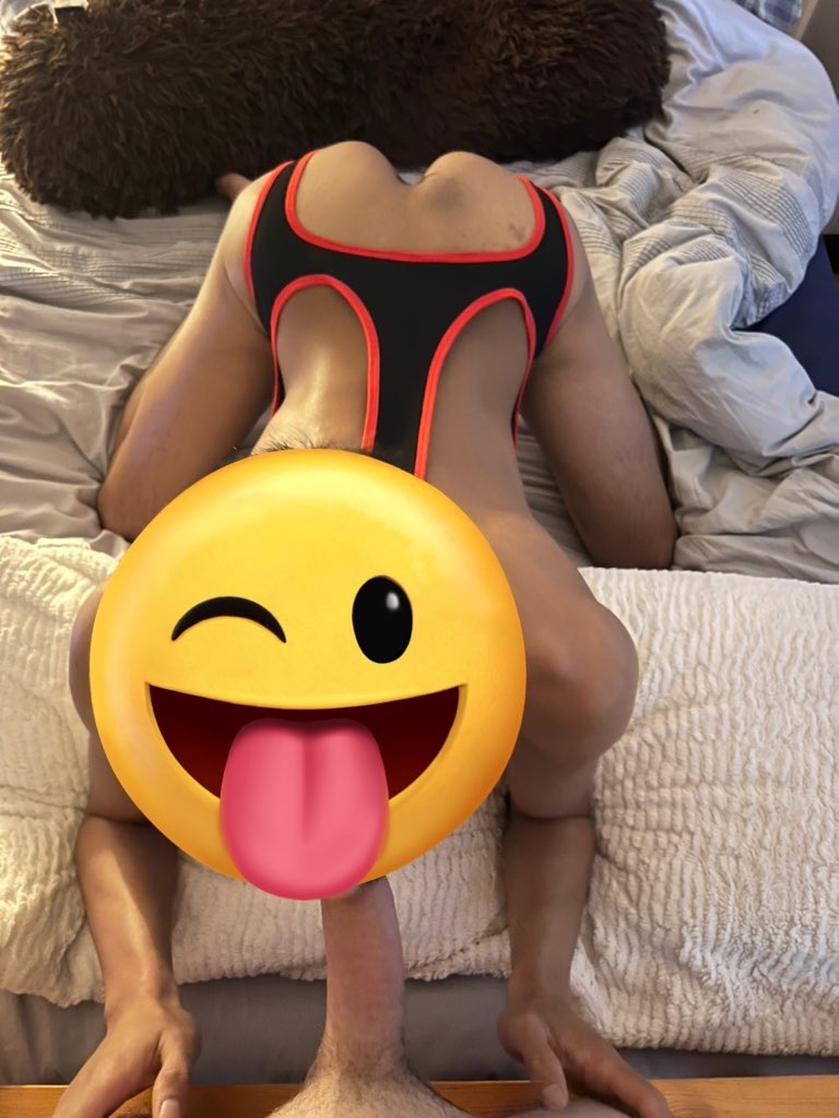 SotonCouple's tweet photo. There’s not better view than my bf’s right ass…while getting a 10/10 blow job! 😜😜😜 @_CoupleOfGuys https://t.co/EvMb4mnnJn
