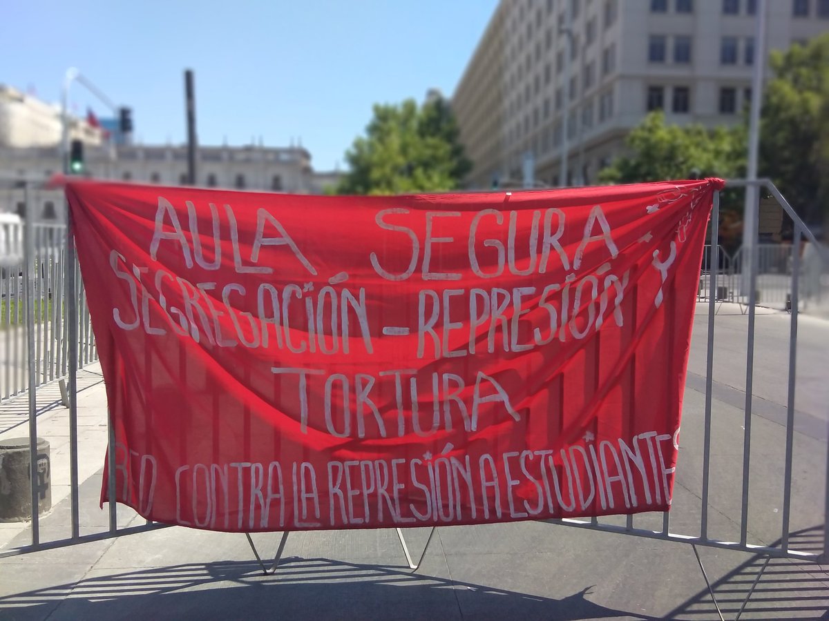 madres_x's tweet photo. Hoy marchamos con nuestrxs hermanxs @RedAntiRepreEdu
Por derechos de estudiantes, fin al encarcelamiento de la rabia fin a la educación carcelaria, a los RICE vulneratorios a todas las medidas punitivas entorno a la educación
#AulaSeguraRepresiónyTortura #EnChileSeViolanLosDdHh https://t.co/9t1gRSkNVr