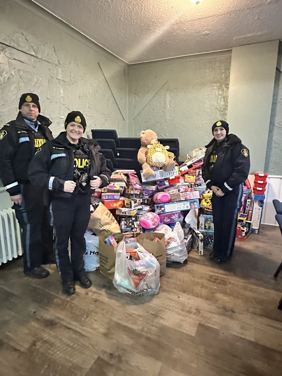 OPP_ER's tweet photo. 40 grocery carts full of toys and $1200 raised!!!  Thank you to our incredible community. Your generosity is outstanding. ^br #RenfrewOPP #Arnprior #TownofArnprior #ToyDrive https://t.co/ER72JROh8Q