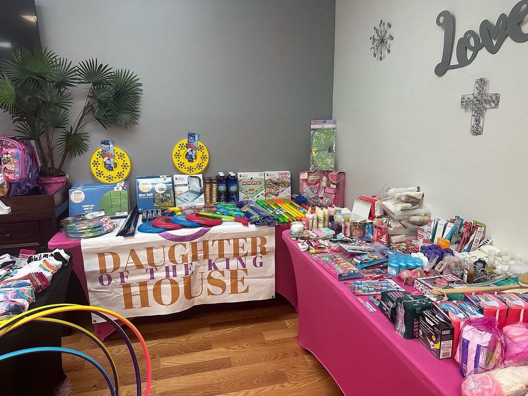 DeeBoydBroker's tweet photo. Stopped in to drop off donuts &amp;coffee for the Daughters of the King &amp;Casmè's Christmas Toy Giveaway.  It is our duty to care for those who may need support during this holidays. Thank you Casmè! It was my honor to help.
#TheDaughtersoftheKing #staterepdelishaboyd #delishadelivers https://t.co/BVmwpCnbCm