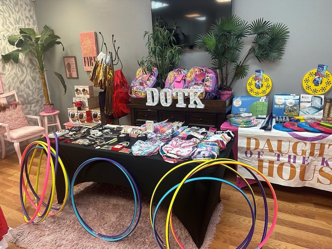 DeeBoydBroker's tweet photo. Stopped in to drop off donuts &amp;coffee for the Daughters of the King &amp;Casmè's Christmas Toy Giveaway.  It is our duty to care for those who may need support during this holidays. Thank you Casmè! It was my honor to help.
#TheDaughtersoftheKing #staterepdelishaboyd #delishadelivers https://t.co/BVmwpCnbCm
