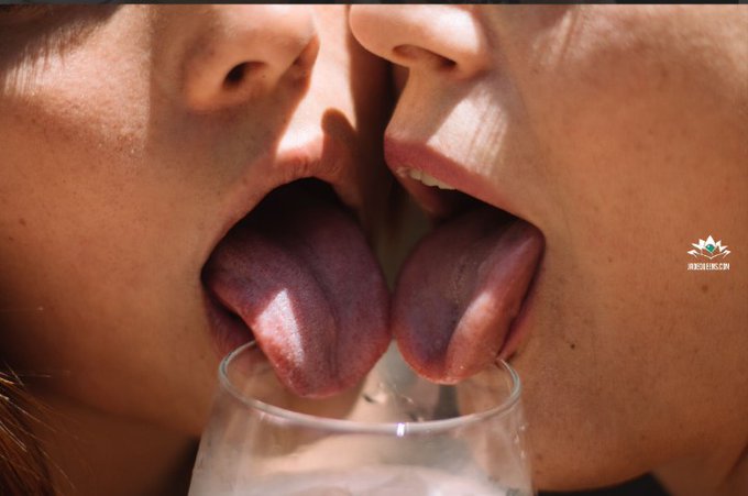 ☀️ARDE. SOL, ACEITE Y TR&Iacute;O☀️ Las descubri&oacute; en el patio, frot&aacute;ndose entrelazadas. En la c&uacute;spide de la