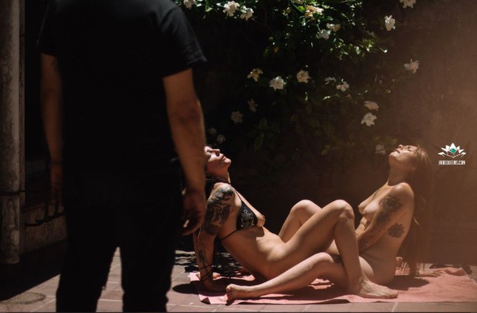 ☀️ARDE. SOL, ACEITE Y TR&Iacute;O☀️ Las descubri&oacute; en el patio, frot&aacute;ndose entrelazadas. En la c&uacute;spide de la