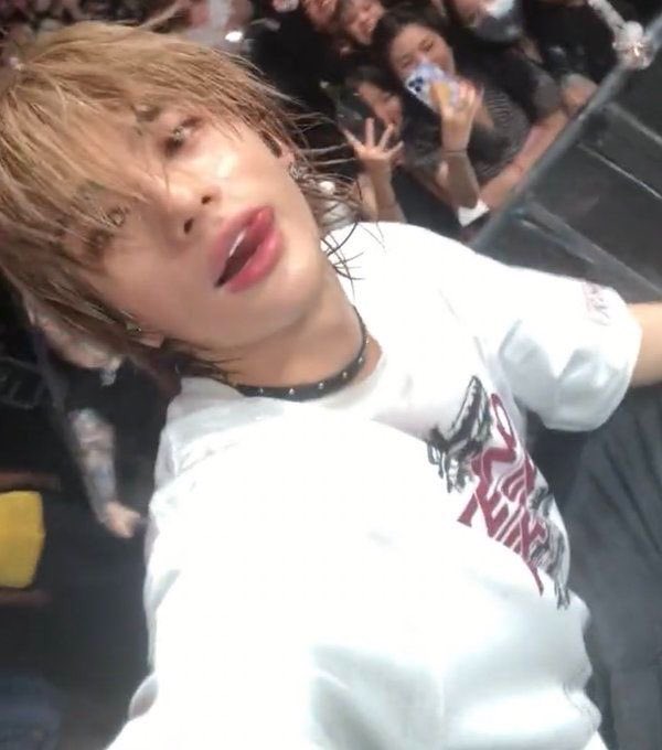 minrenbv's tweet photo. au hyunin - doukyuusei
hyunjin pertenece a una banda y ayuda a su compañero a jeongin a mejorar su habilidad d canto (porq cantaba muy mal) y así se vuelven amigos.. y algo más, capaz? https://t.co/qMW81igeIQ