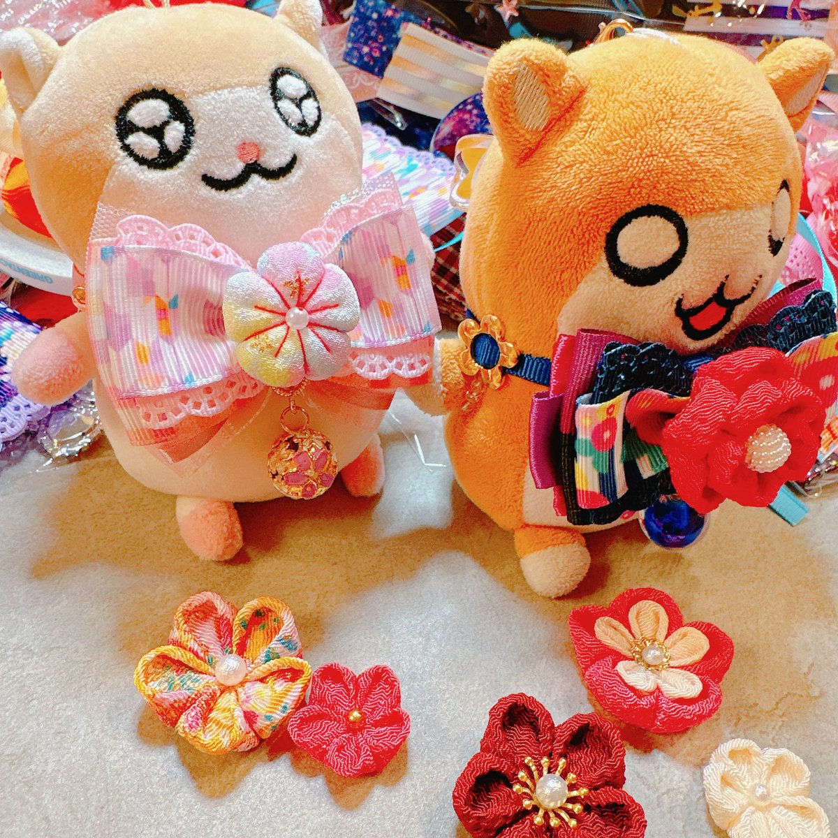 お正月に向けて🎍🌸

つまみ細工のお花で和柄リボン🎀👘🗻🍣サイズ調整のバックルもお花なの〜！！和柄の鈴は高いので値段が上がってしまうのが難点🌀

#ぬい撮りぼん #ぬい撮り