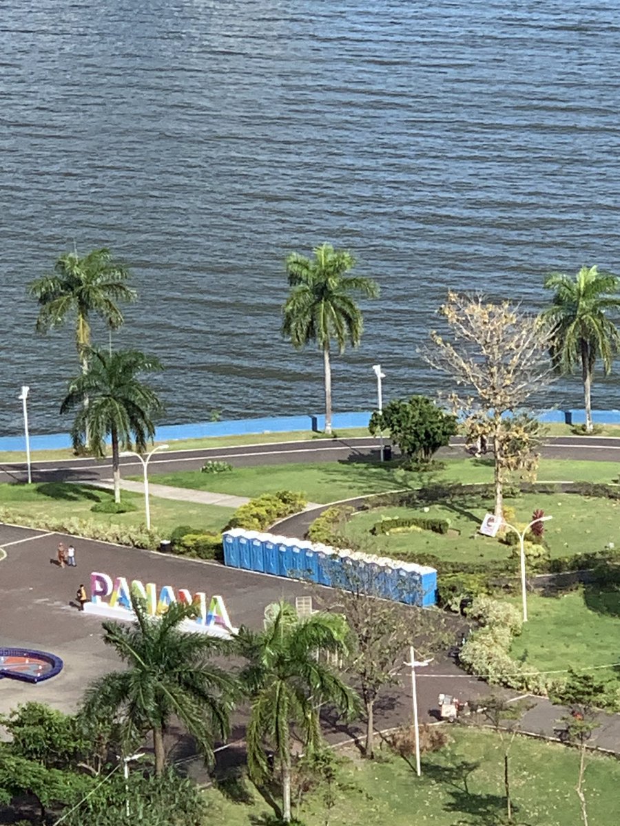 Nueva genialidad del ⁦@panamamunicipio⁩ para que los turistas que se tomen foto en el letrero de PANAMA, se lleven el recuerdo de la 💩que hicieron.
