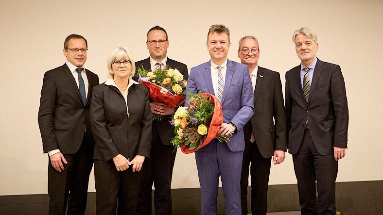JrgBotti's tweet photo. Die Vertreterversammlung der BG ETEM hat mich heute zum Hauptgeschäftsführer ab 1.6.2023 gewählt. Vielen Dank für das große Vertrauen. Ich freue mich darauf, die Herausforderungen der Zukunft gemeinsam mit Selbstverwaltung und Beschäftigten anzugehen.
#bgetem https://t.co/3dnmp4AooA