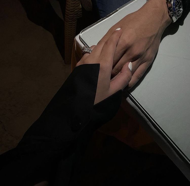 #اليوم_العالمي_للحب لقيت فيك إحساس ماهو مع النّاس ولقيت فيك من بد الأرواح روحيَ🥺💎✨.