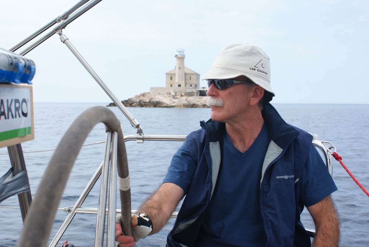 FAKRO_Sailing's tweet photo. W dniu 5 grudnia 2022 w wieku 72 lat odszedł na wieczną wachtę nasz przyjaciel, żeglarz 
Janusz Włodarczyk. 
Zawsze będziemy Cię pamiętać jako dobrego człowieka, który swoim życiem pokazywał, że warto cieszyć się z każdej sekundy życia. Odpoczywaj w spokoju. https://t.co/xHYwoCvOJN