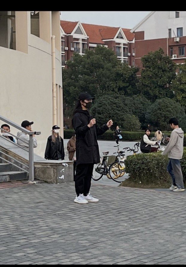 GebiDon2's tweet photo. 這是一張最令人感動的照片，當白紙被共匪搶走以後，她繼續保持舉著白紙的手勢！
這裡展示的精神力量和勇敢，應該紀錄史冊。
讓我們記住這個女孩！網路上說，她叫李康夢，是南京傳媒大學的學生，目前被中共抓捕失聯。
中共抓捕一個舉白紙、舉著空氣一言不發的的女孩，可見共匪有多少殘暴就有多少恐懼！ https://t.co/J78aemlTwe