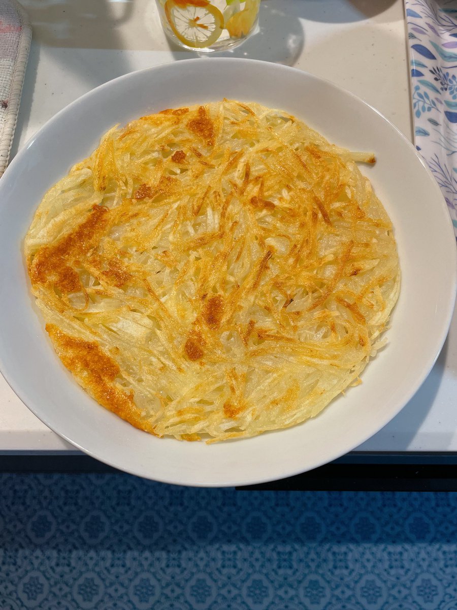 66__shin's tweet photo. ガレット���てやつを作ってみたくて作ったけど食べ方がわからん
塩コショウちょっとしたけどそのままいけんのか？ https://t.co/EGSrBmZdcx