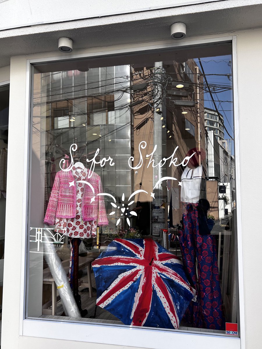 S for Shoko初の路面店が代官山にオープンしました🌹新発売のROSE柄シルクスカーフや、ホリデーギフトに嬉しいアイテムを多々ご用意しています。本日昼はデザイナーSHOKOも来店❣️ぜひお立ち寄りください【S for Shoko代官山】東京都渋谷区猿楽町25-3 ●代官山駅徒歩3分
●営業時間 11〜19時（火曜休）