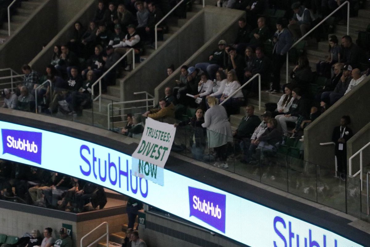 sunrisespartans's tweet image. BREAKING: Students Escorted Out of the Breslin Center for Protesting MSU’s Decision to Invest in Fossil Fuels