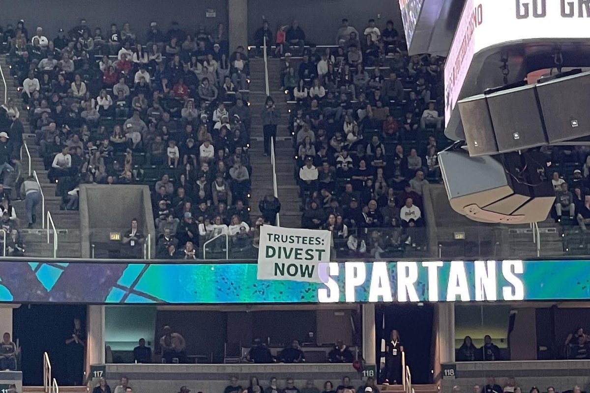 sunrisespartans's tweet image. BREAKING: Students Escorted Out of the Breslin Center for Protesting MSU’s Decision to Invest in Fossil Fuels