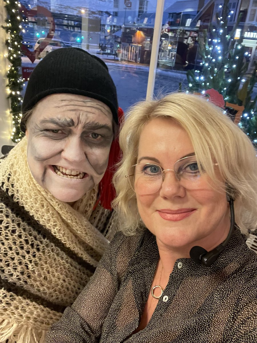 Það var ansi gaman að kynna bókina mína ÓRÓI, krunk hrafnanna, í dag með einni persónunni úr bókinni, Sesselíu Hólaskottu. Engin furða að hún sé föl enda búin að vafra dáin um í 100 ár.