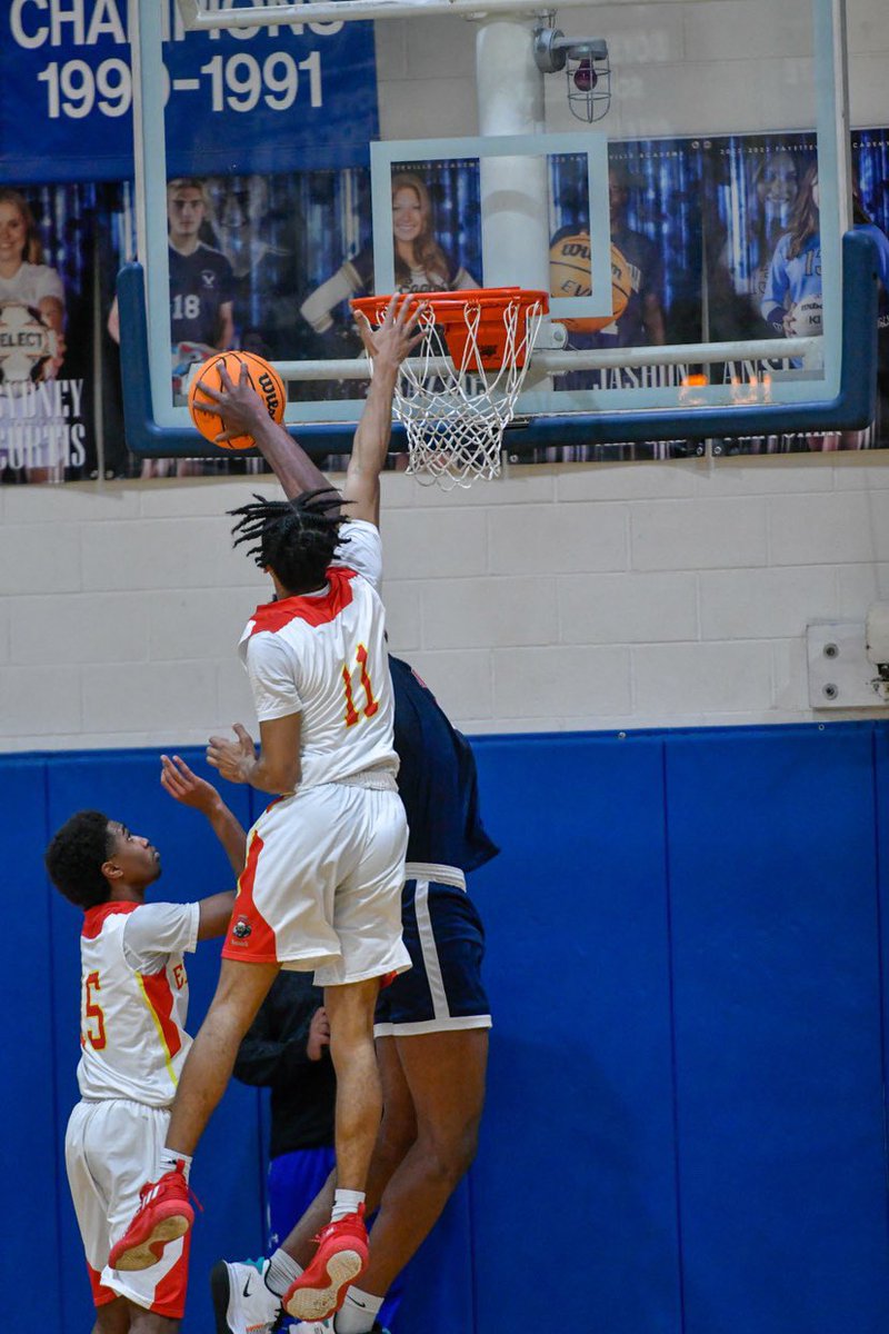 UnderratedAthl_'s tweet photo. ‘23 6’3 Jaylen Thomas is one of the most underrated prospects in NC. Athletic guard who is an excellent rebounder + excels in the open floor. Shows flashes of being able to create for himself & others. #SEInvitational https://t.co/vx29vzM6jz