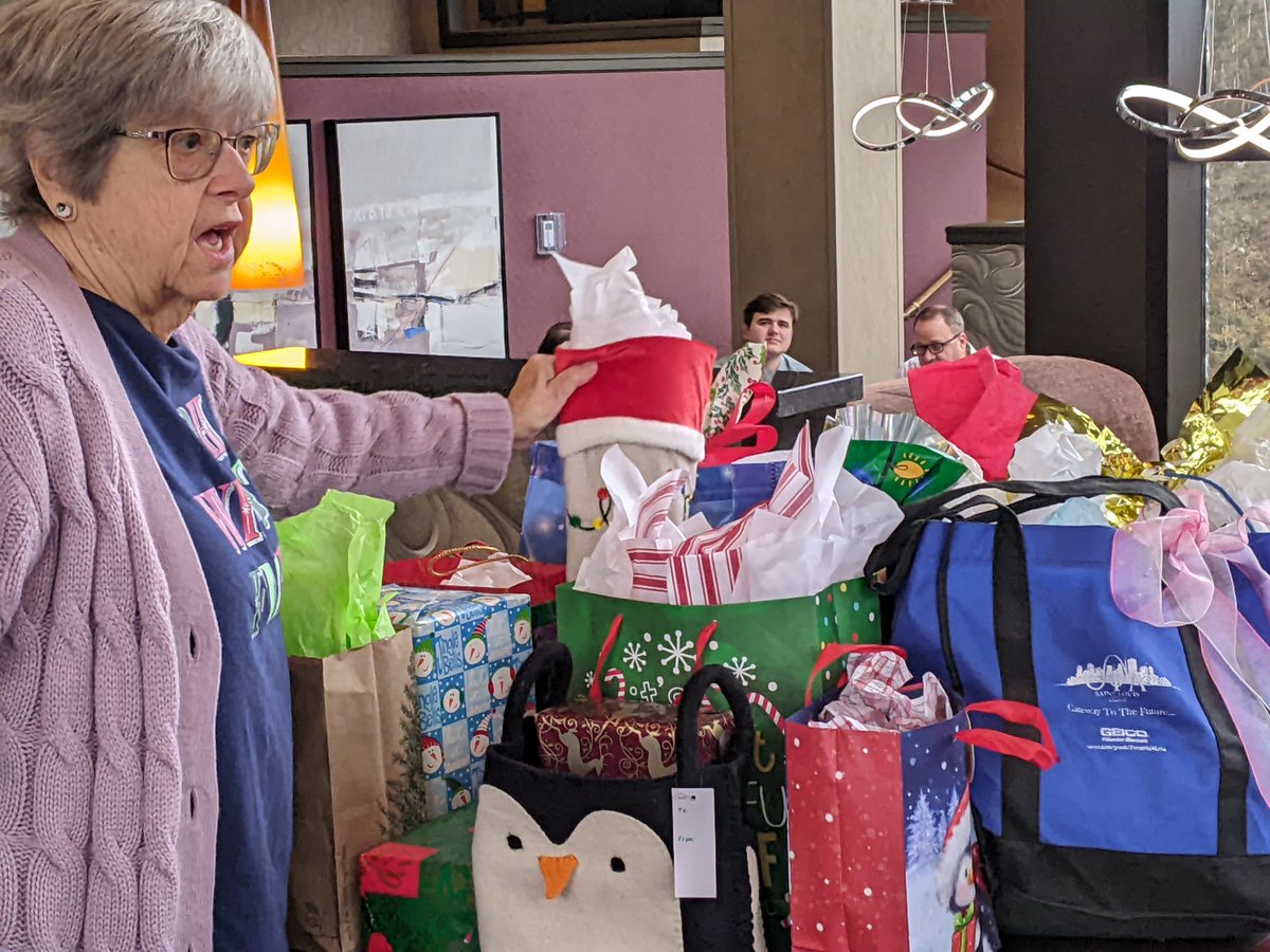 ThetaPhiAkron's tweet image. Silly hats and gift exchange fun at Holiday Breakfast!