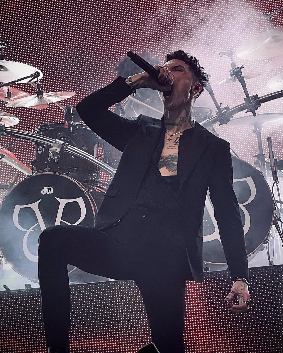 bvbfansworld's tweet photo. Super shots of @andyblack performing at the 
@bayoumusiccntr, Houston, TX on the #TrinityofTerrorTour 11/08/2022! 

Photo credit: @ClaraPoff via IG at: https://t.co/Ot0gbSxqr5 #Tb #AndyBiersack #BlackVeilBrides 🎶 🆎 🔥 https://t.co/iJ7VkQRIEr