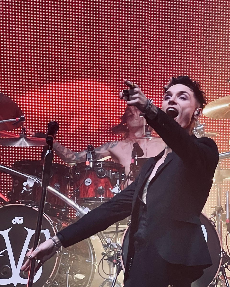 bvbfansworld's tweet photo. Super shots of @andyblack performing at the 
@bayoumusiccntr, Houston, TX on the #TrinityofTerrorTour 11/08/2022! 

Photo credit: @ClaraPoff via IG at: https://t.co/Ot0gbSxqr5 #Tb #AndyBiersack #BlackVeilBrides 🎶 🆎 🔥 https://t.co/iJ7VkQRIEr