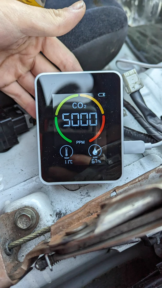 助手席で眠たくなる原因！？CO2濃度が危険な数値だった？！