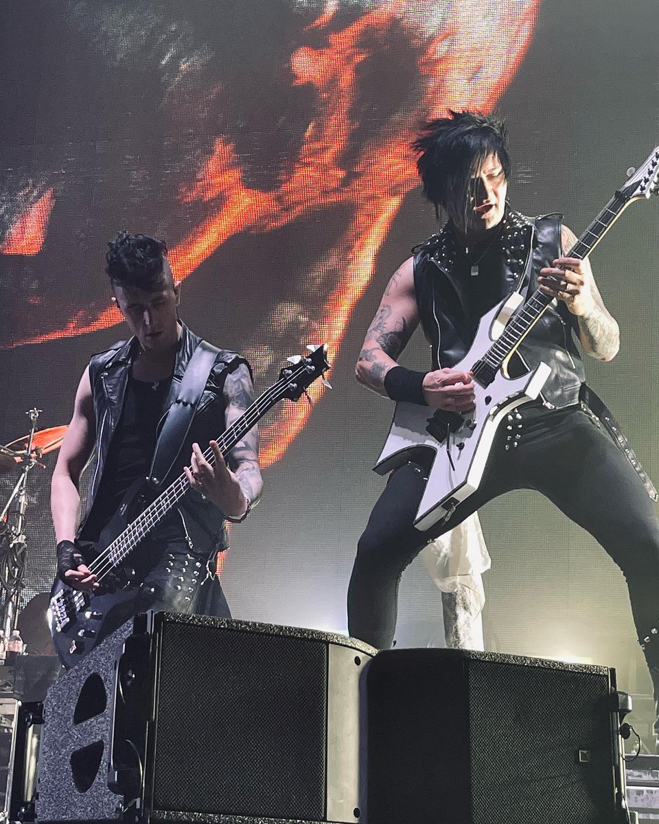 bvbfansworld's tweet photo. Great shots! @LonnyEagleton &amp; @JinxxBVB rocking the stage at the @TechPortCenter, San Antonio, TX 12/03/2022! Photos by: @ClaraPoff on IG at: https://t.co/Ot0gbSfhcX #BlackVeilBrides #LonnyEagleton #Jinxx #TrinityofTerrorTour 🎸 🦅 💥 🕷 🎵 https://t.co/PCVAzswKGY