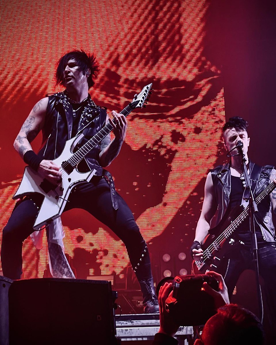 bvbfansworld's tweet photo. Great shots! @LonnyEagleton &amp; @JinxxBVB rocking the stage at the @TechPortCenter, San Antonio, TX 12/03/2022! Photos by: @ClaraPoff on IG at: https://t.co/Ot0gbSfhcX #BlackVeilBrides #LonnyEagleton #Jinxx #TrinityofTerrorTour 🎸 🦅 💥 🕷 🎵 https://t.co/PCVAzswKGY