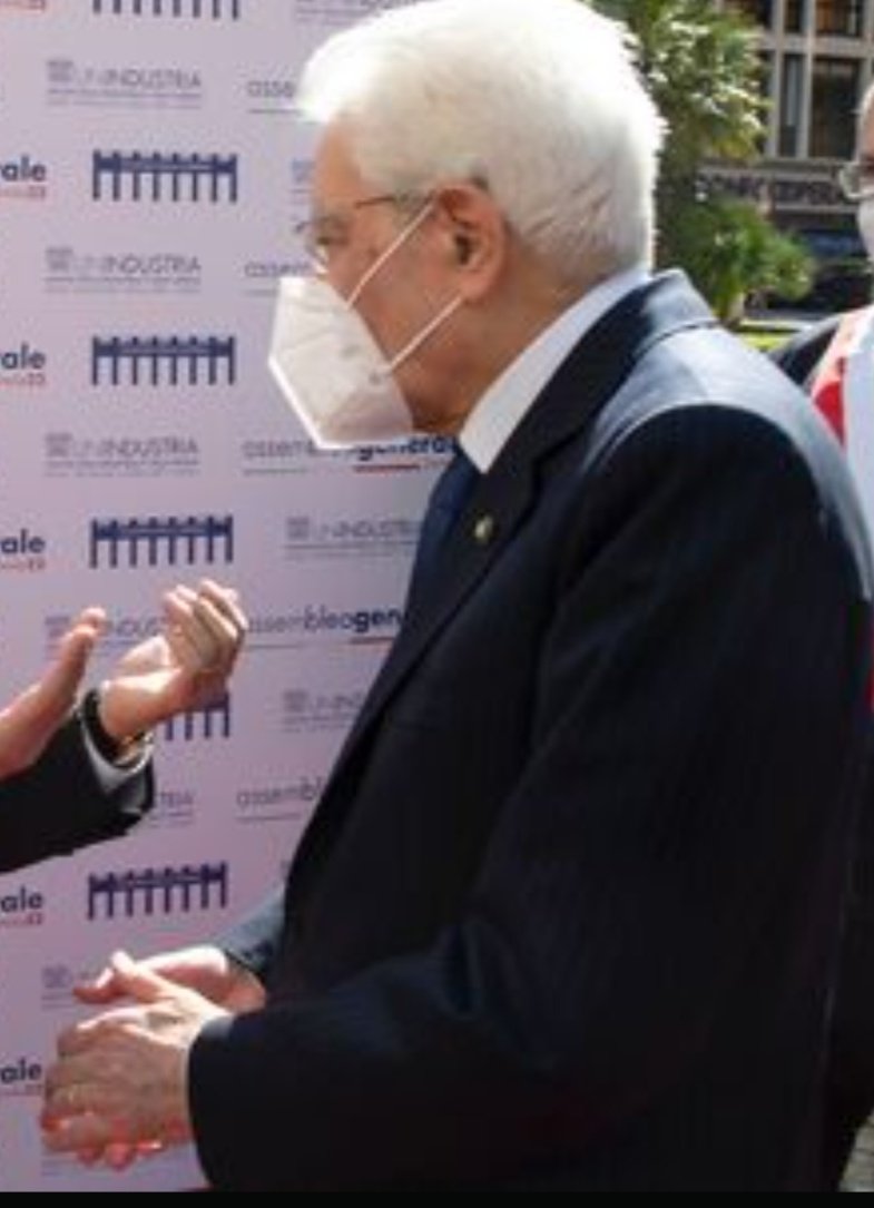 gattosorcio's tweet photo. @repubblica Perché? Hanno dimostrato che le mascherine contro i batteri fermano il virus? E quando la portava a due cm dal naso funzionava? https://t.co/3mWZ2UuUHk