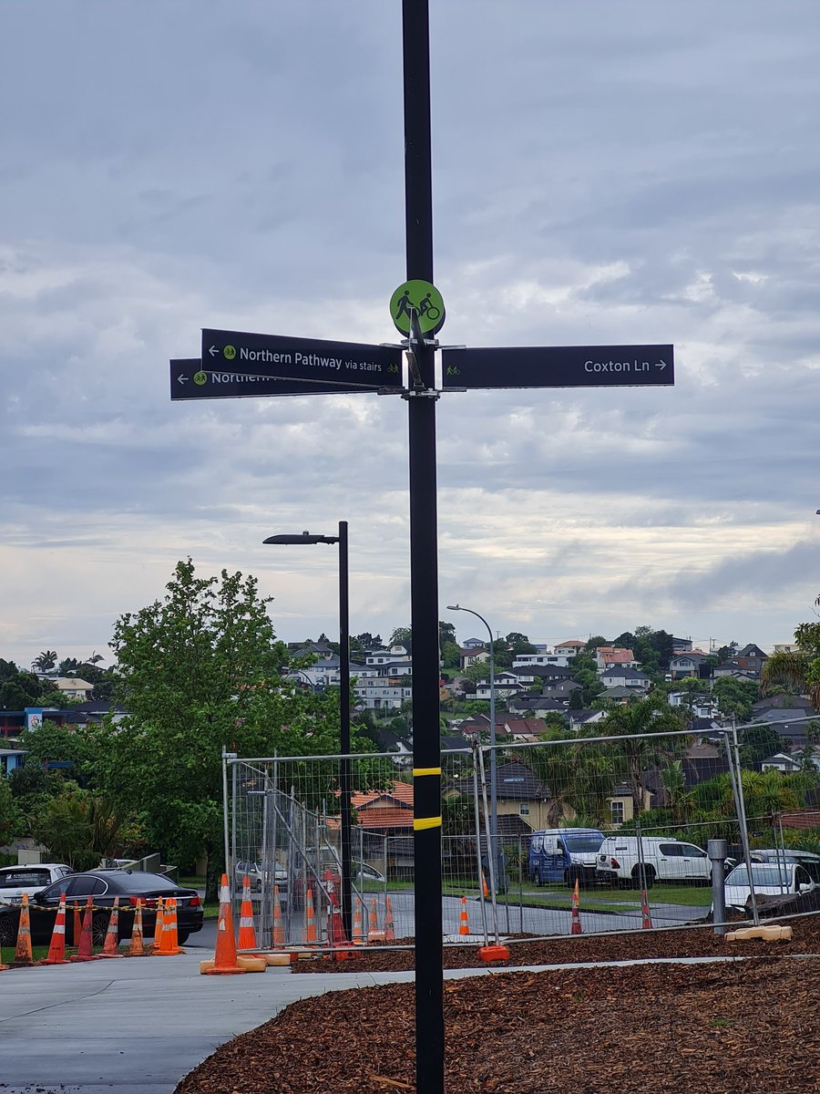 trashngl's tweet photo. Wayfinding signs are up for the northen pathway https://t.co/jakqFlz2cw