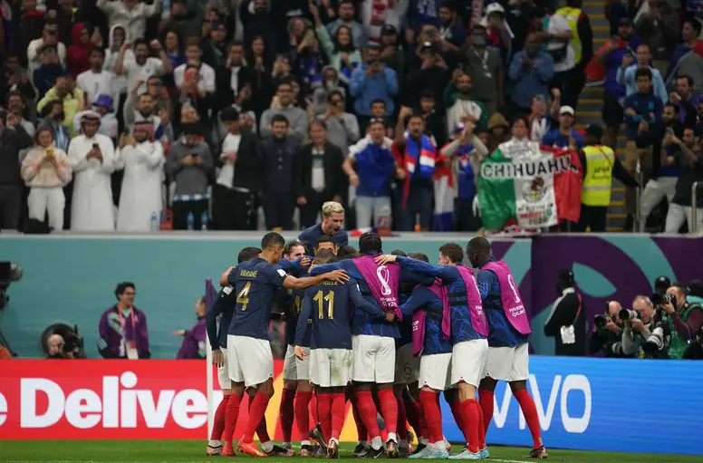 jonatas_berto's tweet photo. Allez Les Bleus! 

Hoje o pós-jogo de França x Inglaterra, no @nabeiradocampoo , ficou comigo!

A muito tempo o time de Southgate não jogava tão bem. Mas do outro lado estava a melhor Seleção do Mundo.

Foto: FFF

https://t.co/gzd6SCAZ9g https://t.co/EQd4O9g2ga