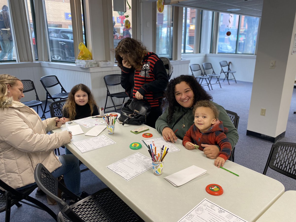 BristolNBDean's tweet photo. Our day ended at the @BristolCC New Bedford Campus with being a host sight for the Annual @DNBinc Holiday Stroll. Plenty of future Bayhawks made ornaments and wrote letters to Santa. 2/2 https://t.co/anp3DxwiV5
