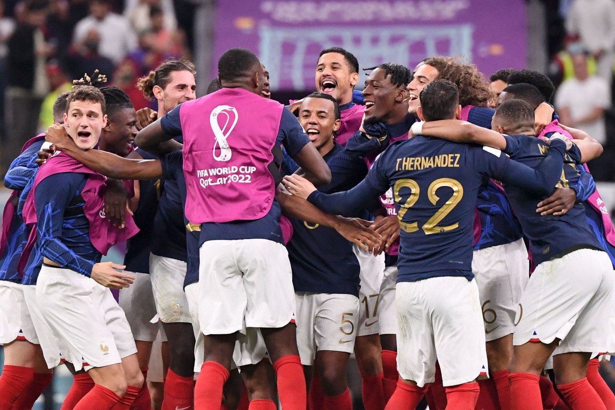 ActuFoot_'s tweet photo. L'équipe de France, c'est 4 demi-finales de Coupe du monde sur les 7 dernières éditions.

1998
🏆 VAINQUEURS

2002
❌ 1er tour

2006 
🥈 Finale

2010 
❌ 1er tour

2014 
❌ Quarts de finale

2018
🏆 VAINQUEURS

2022 
✅ Demi-finales

TROP. FORTS. 🇫🇷🔥 https://t.co/5yj2Egv1WL