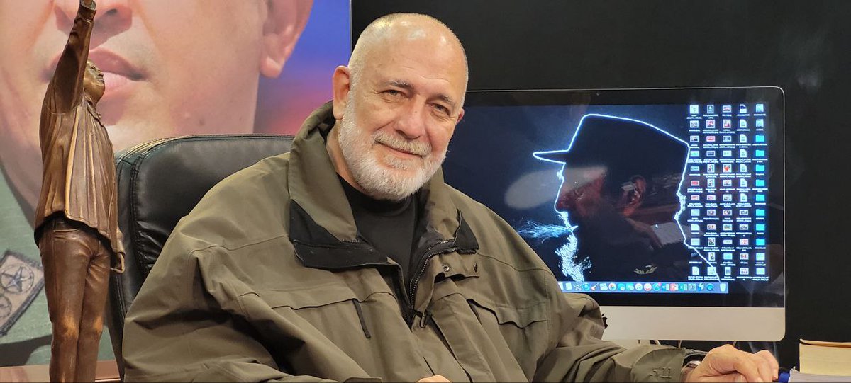 Estimados camaradas, esta noche, a las 9:00 pm., los espero en sintonía de nuestro programa La Hojilla, a través de:

<a href="/VTVcanal8/">VTV CANAL 8</a> 
<a href="/RNVinformativa/">RNV Informativa</a> 
<a href="/antvvenezuela/">ANTV Venezuela</a> 
<a href="/intercirculotv/">InterCírculo</a> 

#NoAlDolarCriminal