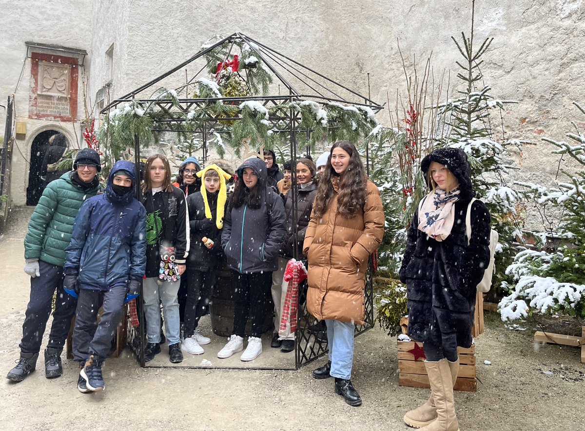 Nellysmdlv's tweet photo. Day 3 #La2La. Llegó la nieve ❄️ y visitamos Salzburgo, la ciudad de Mozart 🇦🇹 @NazaretArrecife @ErasmusSMDV @EUErasmusPlus @sepiegob @OPEECanarias #momentum #bigopportunities #lookup https://t.co/80aZn65Gwd