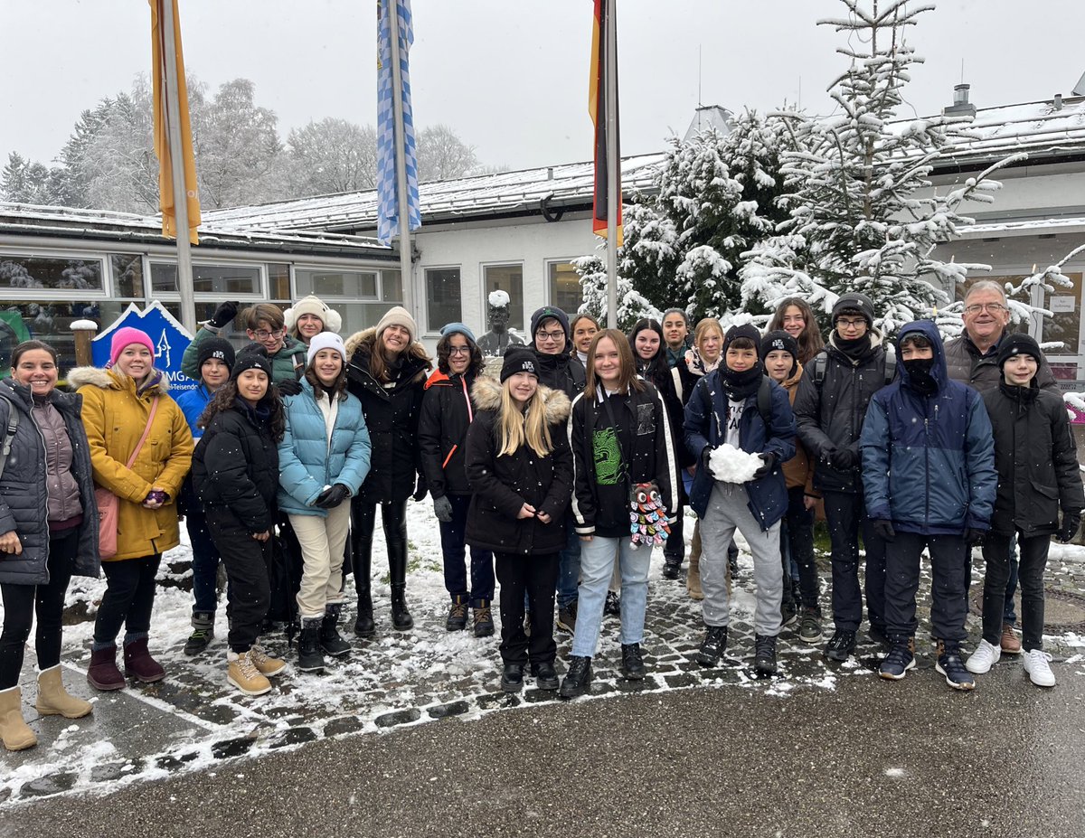Nellysmdlv's tweet photo. Day 3 #La2La. Llegó la nieve ❄️ y visitamos Salzburgo, la ciudad de Mozart 🇦🇹 @NazaretArrecife @ErasmusSMDV @EUErasmusPlus @sepiegob @OPEECanarias #momentum #bigopportunities #lookup https://t.co/80aZn65Gwd