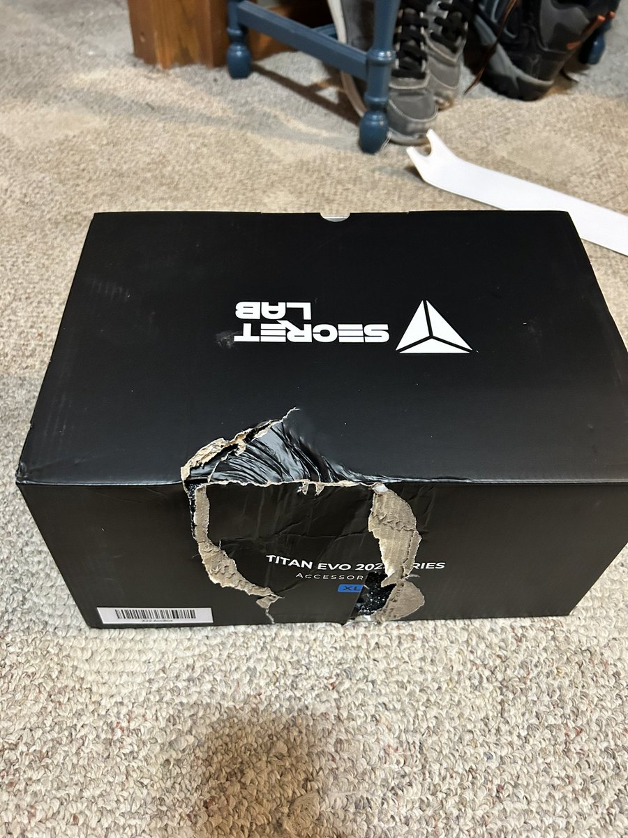 thekecksauce's tweet photo. @secretlabchairs new chair arrived within 3 days. Looks great but there was some packing damage. None of the materials were affected. https://t.co/9ZZZpfz44T