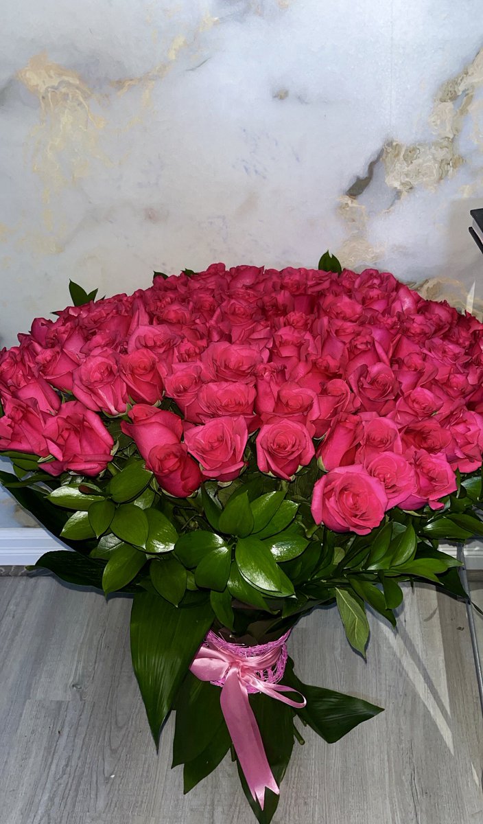 DanieceNicole's tweet photo. ‘Come outside’ 150 roses in my fav color🌸🌺🌷 https://t.co/zpS8kN5WHc
