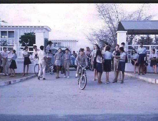 brazzanews's tweet photo. Devoir de mémoire 🇨🇬 Il etait une fois , le lycée Victor Augagneur de Pointe-Noire.C’etait un lycée d’excellence de l’AEF, malheureusement abandonnée aujourd’hui par l’Etat . L’éducation nationale régresse. Congo pays émergent à l’horizon 2025 ? #ChezMoiAuCongo https://t.co/SIO5YAuI2R