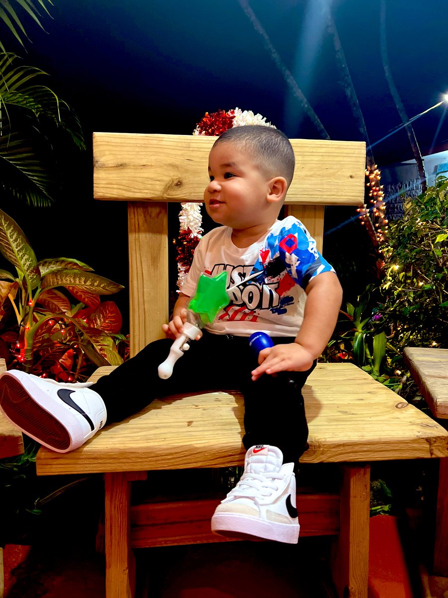 michelle0007's tweet photo. La vecina nos invitó a su fiesta y nos vestimos bonito. ☺️ #babyisaiah https://t.co/AT959G0iCI