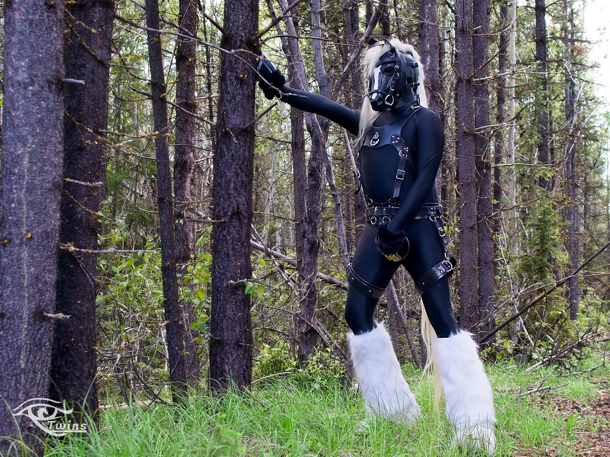 Wardrobe malfunction... Care to lend a hand? Hooves aren't so good at this ... 

#StallionSaturday #ThePonyTwins #ponyplay #ponyboy