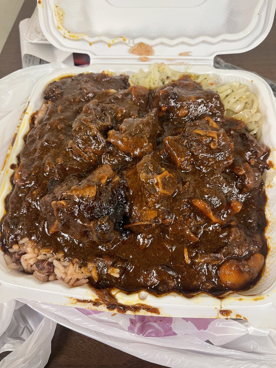 RobWalks_'s tweet photo. yeah im fucking the Oxtail Lady https://t.co/812rQEQ6g0