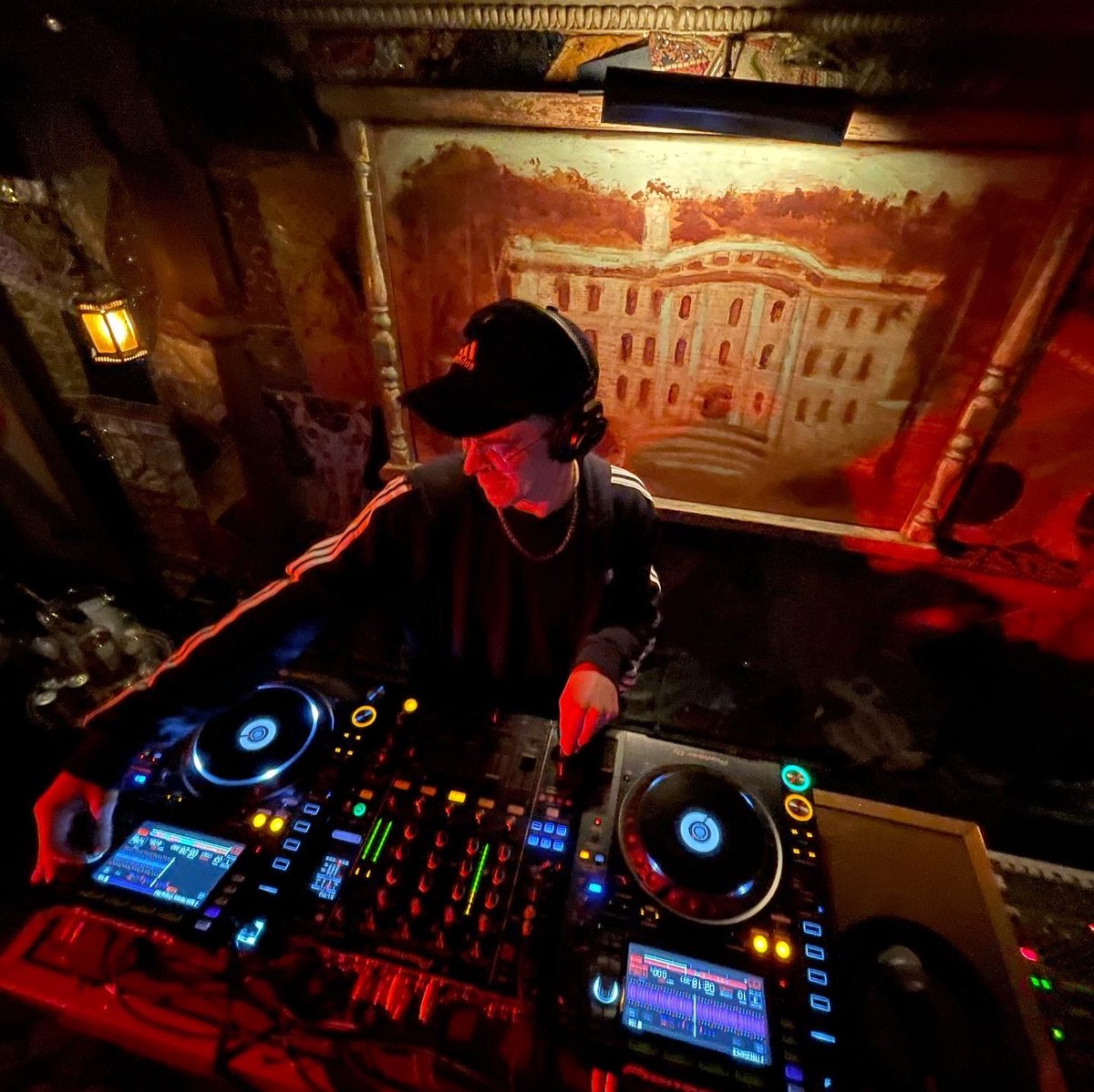 I’m excited to open the floor for <a href="/czboogie/">Czarina Mirani</a> tonight at The Foundation Room inside <a href="/HOBChicago/">House of Blues Chicago</a>! It’s our sixth monthly series and I’ll be joining my homie, <a href="/myboyelroy/">My Boy Elroy</a>. Party starts at 9:30pm!