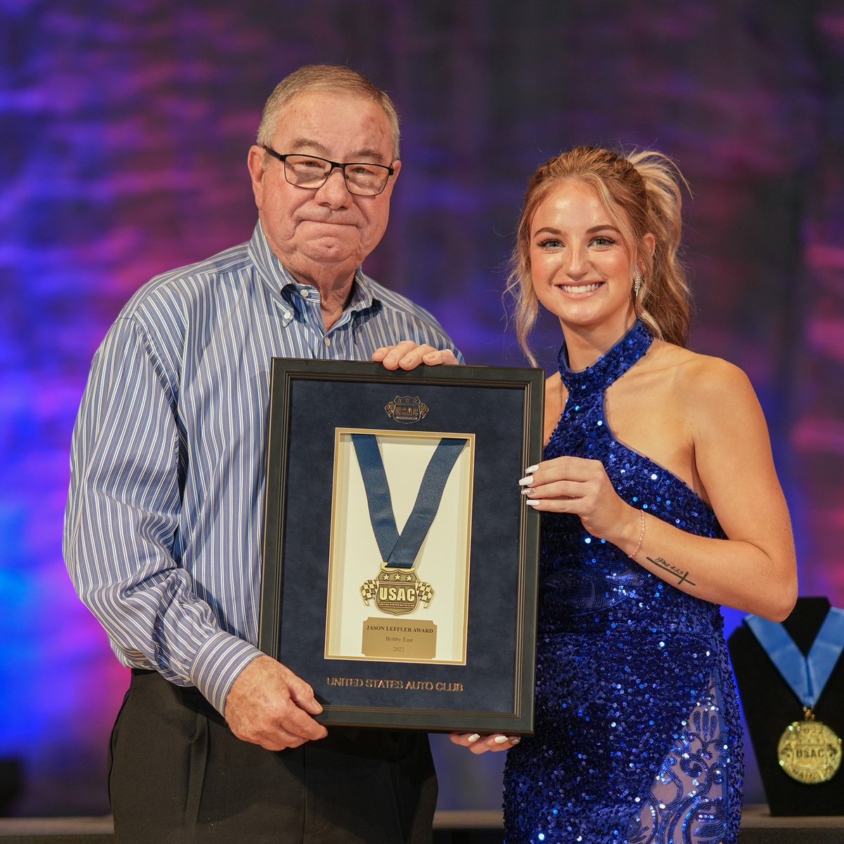 USACNation's tweet photo. A very special moment. 😎

Bob East served as crew chief for a combined five USAC National championships between Jason Leffler &amp; Bobby East.

On Friday night, Bobby was named the recipient of the Jason Leffler Award. Bobby's father, Bob, accepted the award in memory of his son. https://t.co/ldaNYnuzVK