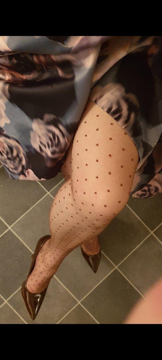 satin_laura's tweet photo. Should i treat myself to cervin stockings , i already have all the secrets in lace colours....it's xmas after all 🦵👠❤️💋
#stockings #nylons #stockingsandsuspenders #sheerstockings #dotstockings #rhtnylons #nylonaddicted #NylonGoddess https://t.co/yOEAveNXYO