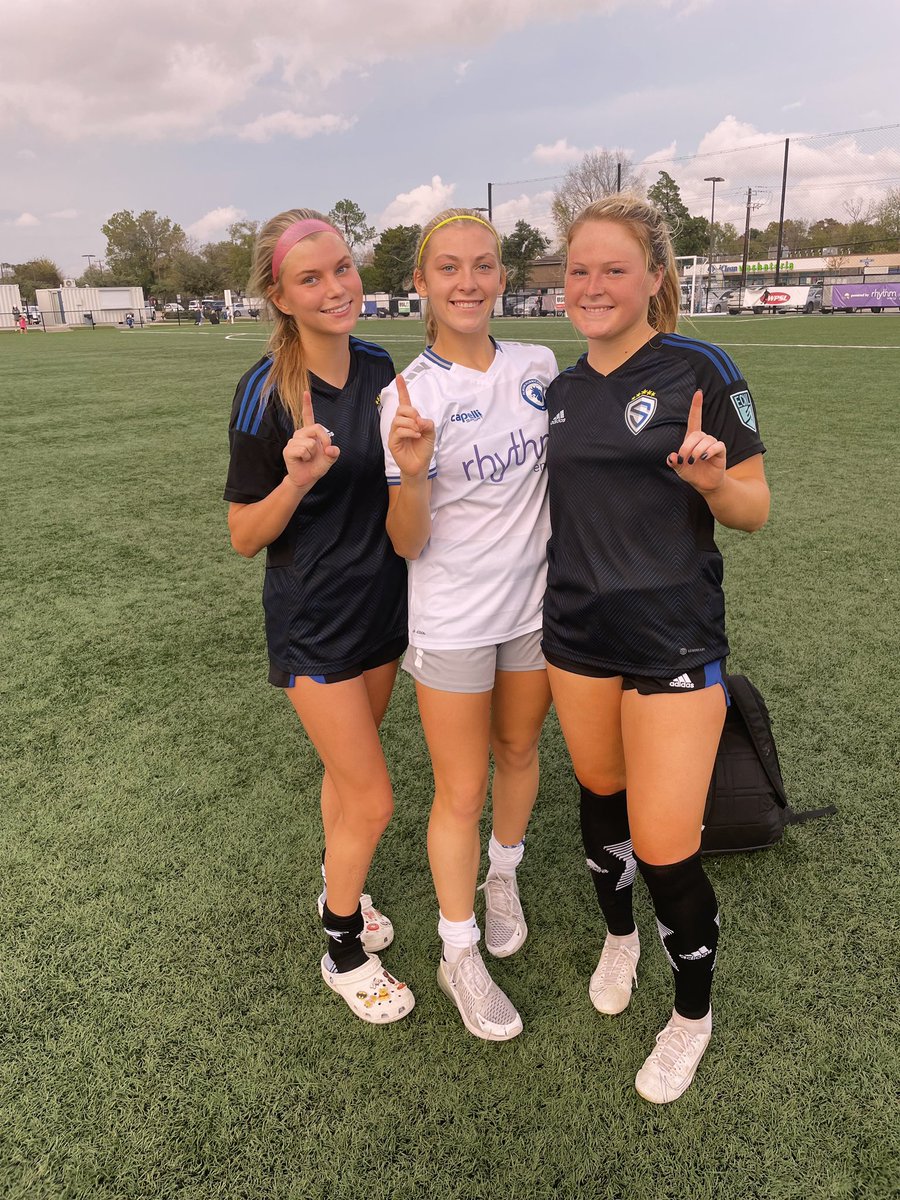 Ellabirdlewis's tweet image. Future Sooners☝🏻☝🏻 Can’t wait to play with @zoemain7 @adamschloe17 @OU_WSoccer @MCarrSoccer