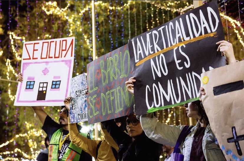 CaroQuiroz_'s tweet photo. Fotaza de anoche en la concentración por el derecho a la vivienda y a la ciudad en monterrey ❤️‍🔥🪧
📸: @elfuturoflorece https://t.co/1nriuiFnhl